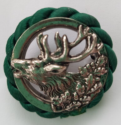 Poľovnícky odznak jeleň v zelenom kruhu