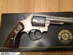 Revolver TAURUS 4&quot;  38 špecial 6ran nikel drevené pažbičky